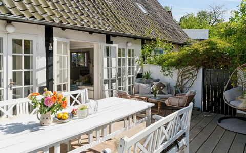Frederikke - 300M from the Sea: Træ, Tag, Arkitektur, Hjem, Hus, Sommerhus, Sidespor, Hårdttræ, Hældning, Estate