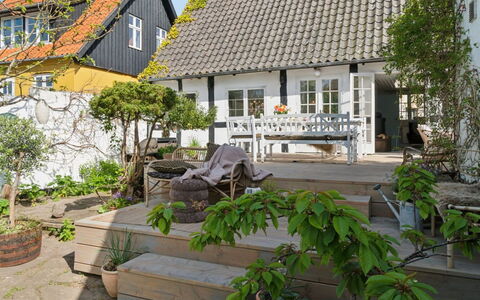 Frederikke - 300M from the Sea: Træ, Tag, Arkitektur, Hjem, Hus, Sommerhus, Sidespor, Hårdttræ, Hældning, Estate