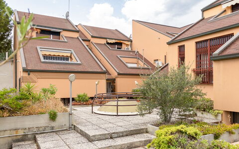 Fano Suite Apartment: Plante, Himmel, Bygning, Ejendom, Vindue, Sky, Hus, Land Lot, Arkitektur, Urban Design