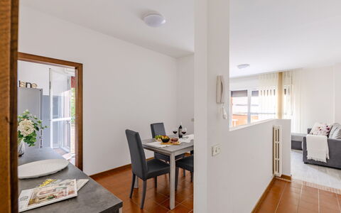 Fano Suite Apartment: Møbel, Bord, Plante, Stol, Bygning, Træ, Indretning, Orange, Stueplante, Vindue