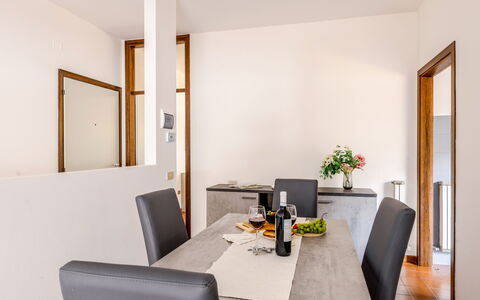 Fano Suite Apartment: Ejendom, Møbel, Bord, Bygning, Blomsterkrukke, Plante, Komfort, Stueplante, Orange, Indretning