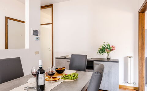 Fano Suite Apartment: Bord, Møbel, Bordservice, Flaske, Komfort, Orange, Blomsterkrukke, Stueplante, Træ, Bygning