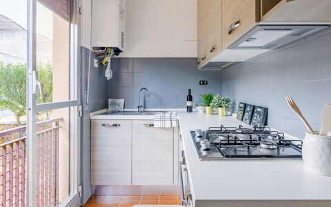 Fano Suite Apartment: Køkkenvask, Cabinetry, Bygning, Countertop, Tap, Håndvask, Komfur, Køkken Apparat, Køkken, Hus