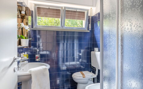 Fano Suite Apartment: Sanitærarmatur, Ejendom, Purple, Tap, Håndvask, Badeværelse, Indretning, Toilet, Vindue, Toiletbræt