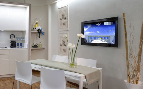 Butterfly With Beach & Breakfast Included: Møbel, Ejendom, Bord, Plante, Azure, Cabinetry, Indretning, Bygning, Etage, Stol