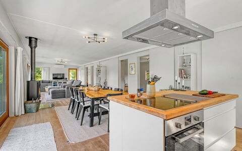 Nielsigne - 1.3Km from the Sea: Tag, Hus, Land Lot, Hjem, Sommerhus, Estate, Garden Bygninger, Skygge, Bjælkehytte, Landscaping