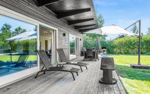 Nielsigne - 1.3Km from the Sea: Tag, Hus, Land Lot, Hjem, Sommerhus, Estate, Garden Bygninger, Skygge, Bjælkehytte, Landscaping