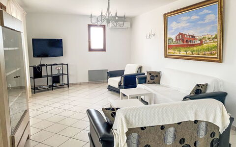 Villa Rose: Billedramme, Bord, Ejendom, Møbel, Couch, Indretning, Stol, Belysning, Stue, Træ