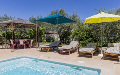 Villa Rose: Vand, Plante, Møbel, Ejendom, Himmel, Svømmepøl, Stol, Paraply, Azure, Udendørs Møbler