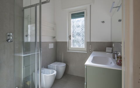 Pieve Ligure Seaside View, Wifi: Badeværelse, Sanitærarmatur, Væg, Gulvbelægning, Etage, Toilet, Toiletbræt, Indretning, Håndvask, Badeværelsesvask