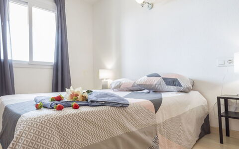 Roses 810: Møbel, Ejendom, Komfort, Vindue, Bed Frame, Textile, Indretning, Skygge, Træ, Etage