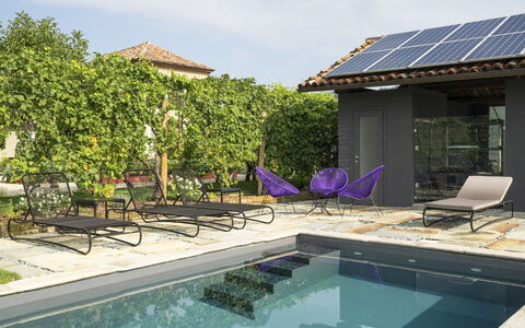 B&b Vigne Di Fagnano Without Kitchen: Vand, Plante, Bygning, Møbel, Himmel, Azure, Svømmepøl, Stol, Udendørs Møbler, Skygge