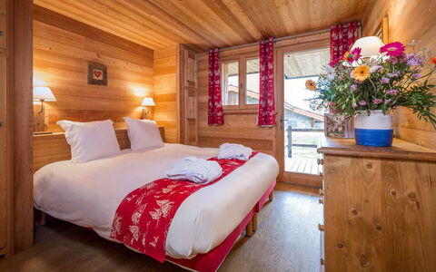 Chalet Marmotte: Blomst, Plante, Møbel, Ejendom, Blomsterkrukke, Komfort, Bygning, Træ, Cabinetry, Bed Frame