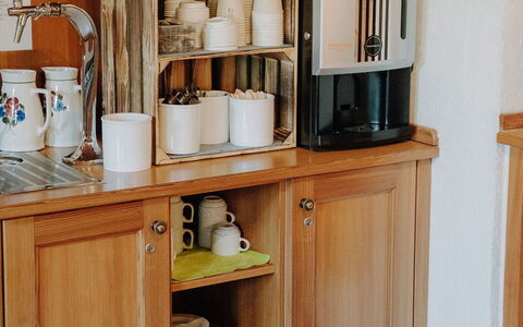 Irdning - Donnersbachtal 649: Køkken Apparat, Træ, Køkken, Bordservice, Lille Apparat, Cabinetry, Countertop, Serveware, Skab
