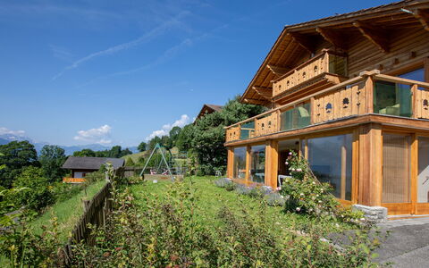 Chalet Domino: Plante, Himmel, Bygning, Ejendom, Vindue, Træ, Naturlige Landskab, Land Lot, Hus, Græs