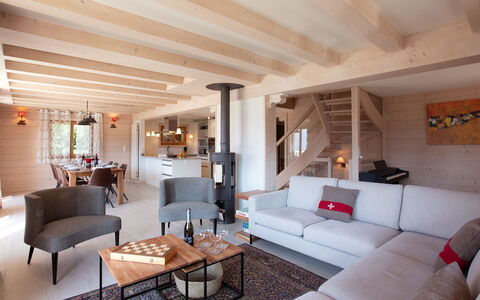 Chalet Domino: Plante, Himmel, Bygning, Ejendom, Vindue, Træ, Naturlige Landskab, Land Lot, Hus, Græs