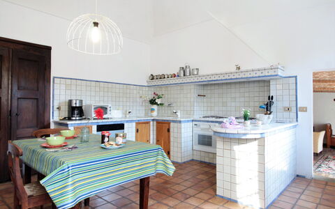 La Casa Dei Nonni, House With Private Pool, Torino: Møbel, Cabinetry, Bord, Køkken, Countertop, Belysning, Træ, Indretning, Etage, Håndvask