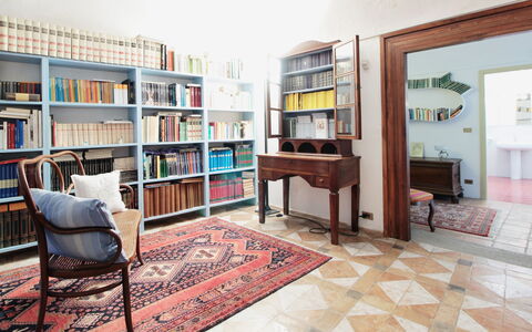 La Casa Dei Nonni, House With Private Pool, Torino: Møbel, Ejendom, Reol, Hylde, Træ, Hus, Couch, Stue, Etage, Reoler