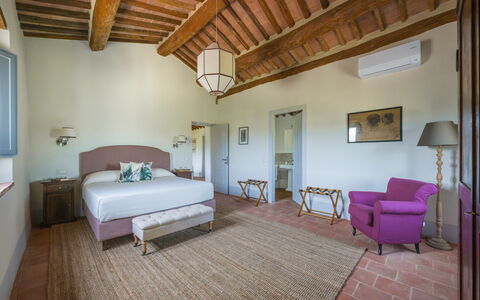 Villa Aiale: Væg, Møbel, Gulvbelægning, Indretning, Etage, Hjem, Soveværelse, Bed Frame, Seng, Loft