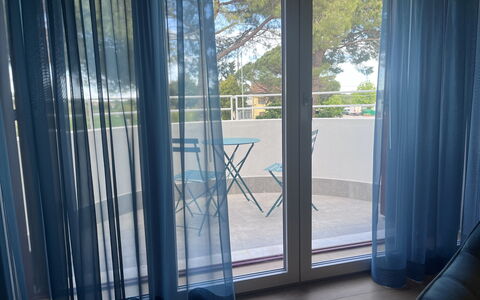 Villapronti: Træ, Skygge, Indretning, Sollys, Dør, Gardin, Træ, Ejendom, Bygning