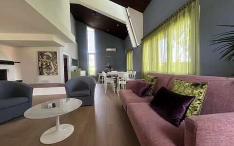Villapronti: Indretning, Møbel, Gulvbelægning, Etage, Loft, Værelse, Belysning, Couch, Stue, Hjem