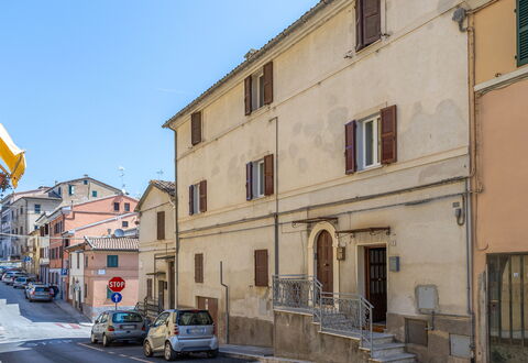 Loreto Suite Apartment: Bygning, Himmel, Hjul, Ejendom, Bil, Vindue, Infrastruktur, Køretøj, Hus