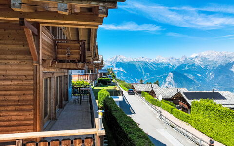 Chalet Aurore: Himmel, Bord, Bordservice, Møbel, Bygning, Stol, Udendørs Bord, Udendørs Møbler, Mad, Træ