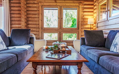 Chalet Sept: Bord, Møbel, Couch, Vindue, Blå, Plante, Træ, Bygning, Etage, Hårdttræ