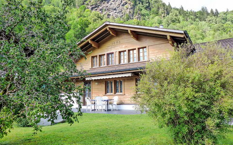 Eisiboden: Himmel, Vand, Møbel, Bord, Ejendom, Azure, Plante, Træ, Stol, Bygning