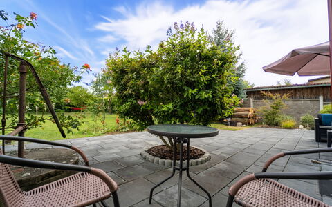 Velký Osek: Himmel, Plante, Sky, Bygning, Vindue, Træ, Naturlige Landskab, Land Lot, Hus, Sommerhus