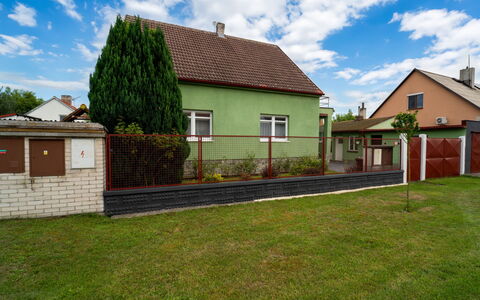 Velký Osek: Himmel, Plante, Sky, Bygning, Vindue, Træ, Naturlige Landskab, Land Lot, Hus, Sommerhus