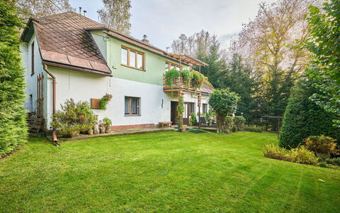 Horní Lánov: Plante, Himmel, Ejendom, Bygning, Vindue, Sky, Naturlige Landskab, Træ, Land Lot, Hus
