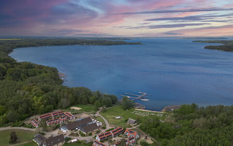 Beech Resort Plauer See: Himmel, Plante, Bygning, Vindue, Træ, Træ, Land Lot, Sommerhus, Hus, Landskab