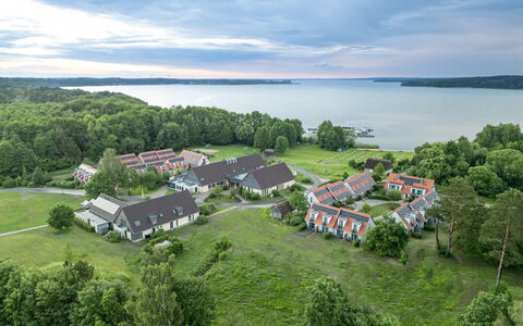 Beech Resort Plauer See: Himmel, Plante, Bygning, Vindue, Træ, Træ, Land Lot, Sommerhus, Hus, Landskab