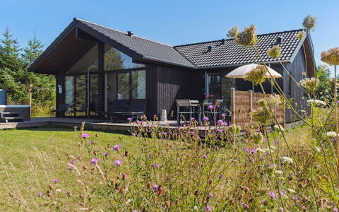 Kristiarn - 1.1Km from the Sea: Møbel, Indretning, Gulvbelægning, Etage, Loft, Værelse, Stol, Bord, Lejlighed, Køkken & Spisebord
