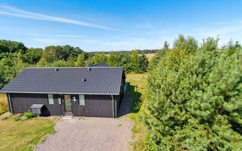 Kristiarn - 1.1Km from the Sea: Møbel, Indretning, Gulvbelægning, Etage, Loft, Værelse, Stol, Bord, Lejlighed, Køkken & Spisebord