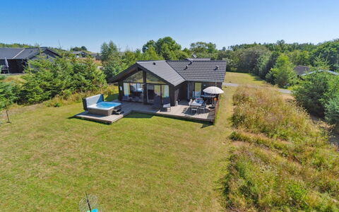 Kristiarn - 1.1Km from the Sea: Møbel, Indretning, Gulvbelægning, Etage, Loft, Værelse, Stol, Bord, Lejlighed, Køkken & Spisebord