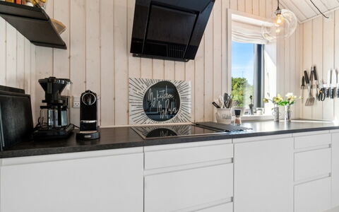 Kristiarn - 1.1Km from the Sea: Køkken Apparat, Køkken, Større Bandage, Husholdningsapparat, Countertop, Indretning, Gulvbelægning, Cabinetry, Komfur, Værelse