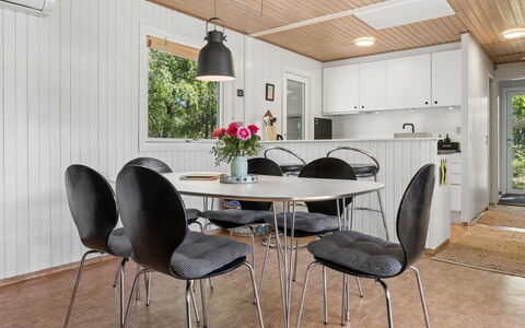 Franja - 120M from the Sea: Møbel, Træ, Indretning, Køkken & Spisebord, Gulvbelægning, Loft, Bord, Etage, Spisestue, Hjem