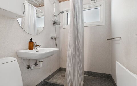 Franja - 120M from the Sea: Sanitærarmatur, Væg, Gulvbelægning, Etage, Indretning, Badeværelse, Loft, Toilet, Håndvask, Toiletbræt