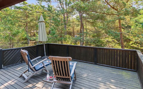 Sonya - 350M from the Sea: Træ, Trægulve, Veranda, Hårdttræ, Dæk, Etage, Planke, Bejdse, Eco Hotel, Skygge