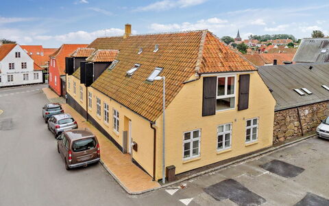 Vivina - 200M from the Sea: Træ, Tag, Arkitektur, Hjem, Hus, Sommerhus, Sidespor, Hårdttræ, Hældning, Estate