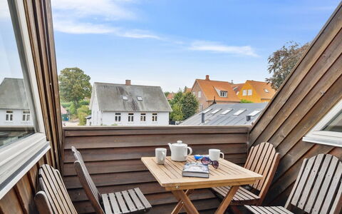 Vivina - 200M from the Sea: Træ, Tag, Arkitektur, Hjem, Hus, Sommerhus, Sidespor, Hårdttræ, Hældning, Estate