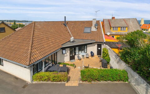 Ginie - 70M from the Sea: Træ, Møbel, Lejlighed, Værelse, Loft, Bejdse, Stol, Hårdttræ, Klarlak, Tømmer