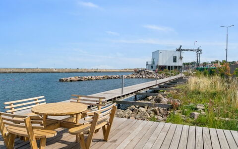 Ginie - 70M from the Sea: Træ, Møbel, Lejlighed, Værelse, Loft, Bejdse, Stol, Hårdttræ, Klarlak, Tømmer