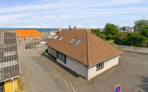Ginie - 70M from the Sea: Træ, Møbel, Lejlighed, Værelse, Loft, Bejdse, Stol, Hårdttræ, Klarlak, Tømmer