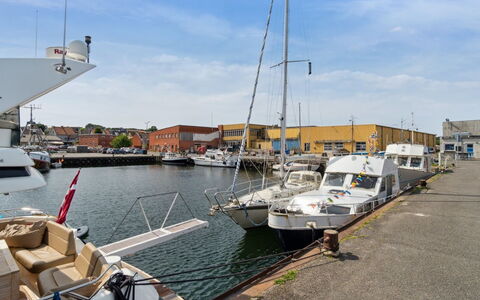 Ginie - 70M from the Sea: Træ, Møbel, Lejlighed, Værelse, Loft, Bejdse, Stol, Hårdttræ, Klarlak, Tømmer