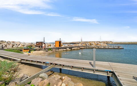 Ginie - 70M from the Sea: Træ, Møbel, Lejlighed, Værelse, Loft, Bejdse, Stol, Hårdttræ, Klarlak, Tømmer