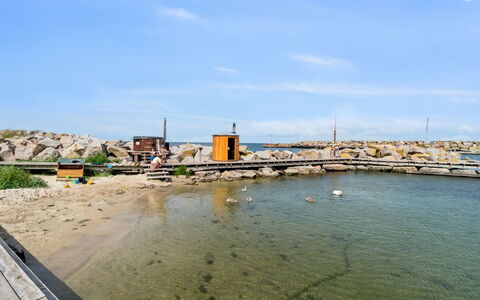 Ginie - 70M from the Sea: Træ, Møbel, Lejlighed, Værelse, Loft, Bejdse, Stol, Hårdttræ, Klarlak, Tømmer