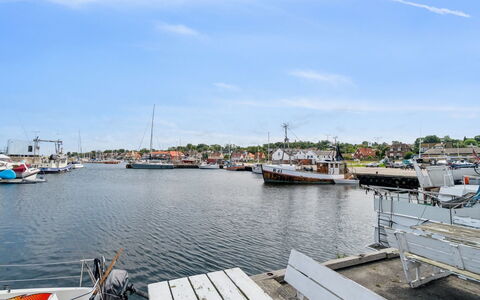 Ginie - 70M from the Sea: Himmel, Båd, Vandfartøjer, Marina, Både Og Sejlsport - Udstyr Og Materiel, Vandvej, Havn, Havn, Kanal, Sky